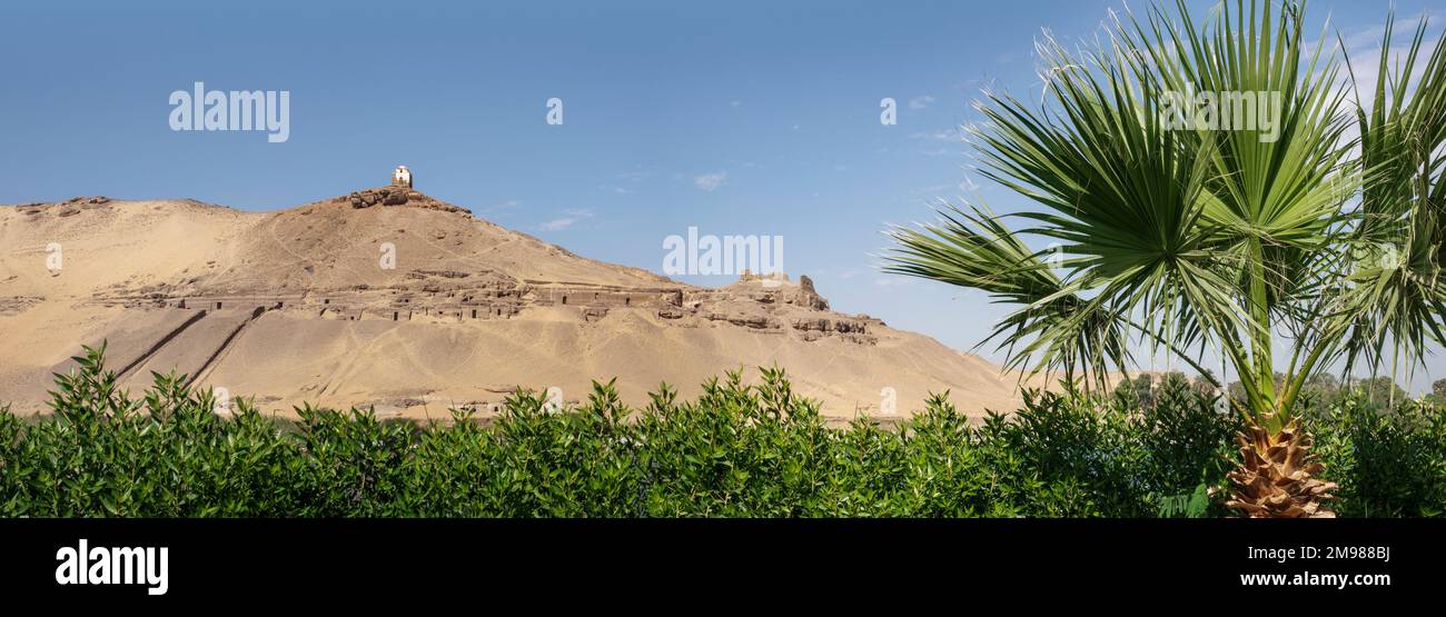 Blick auf die Gräber der Adligen vom Nil aus in Assuan, Oberägypten Stockfoto