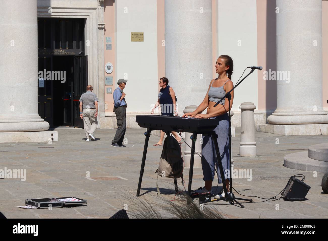 Ein Straßenmusiker spielt eine elektrische Tastatur vor dem CCIAA-Gebäude, Piazza delle Borsa, Triest, Italien. Stockfoto