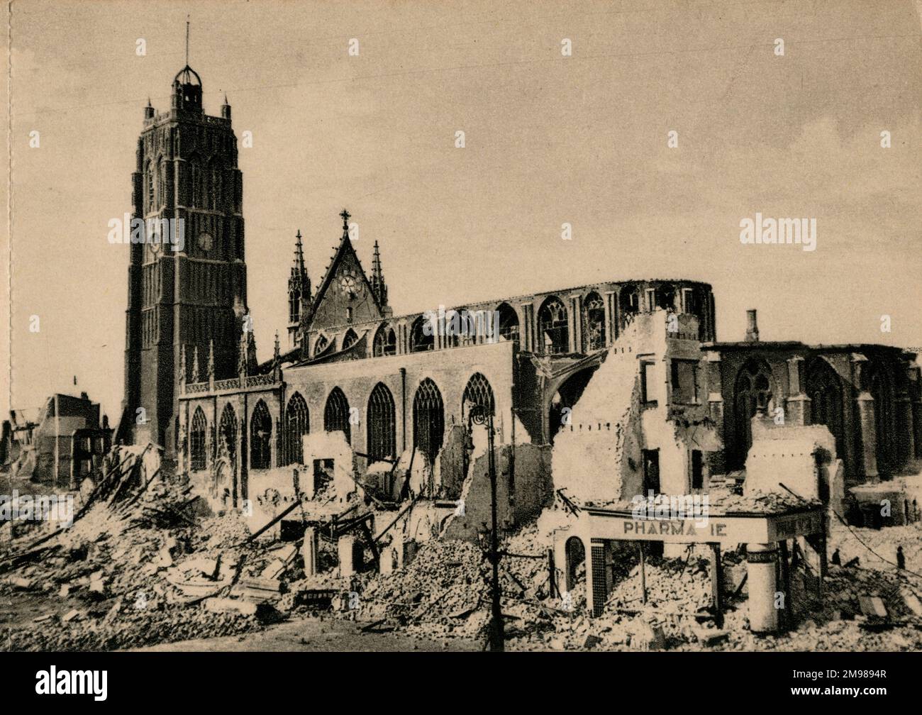 Dünkirchen, Frankreich - Glockenturm und Kirche St. Eloi sowie die Nordseite des Place Jean Bart, wo WW2 Schäden zu verzeichnen waren. Stockfoto