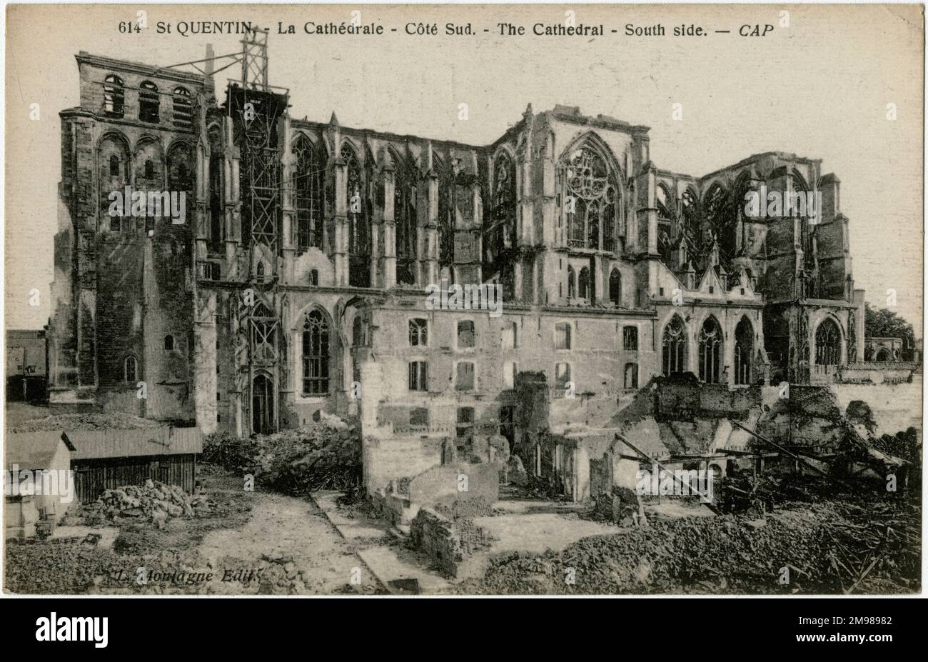 Saint Quentin, Frankreich - die Kathedrale nach dem Bombenanschlag im Jahr WW1, von der Südseite aus gesehen. Stockfoto