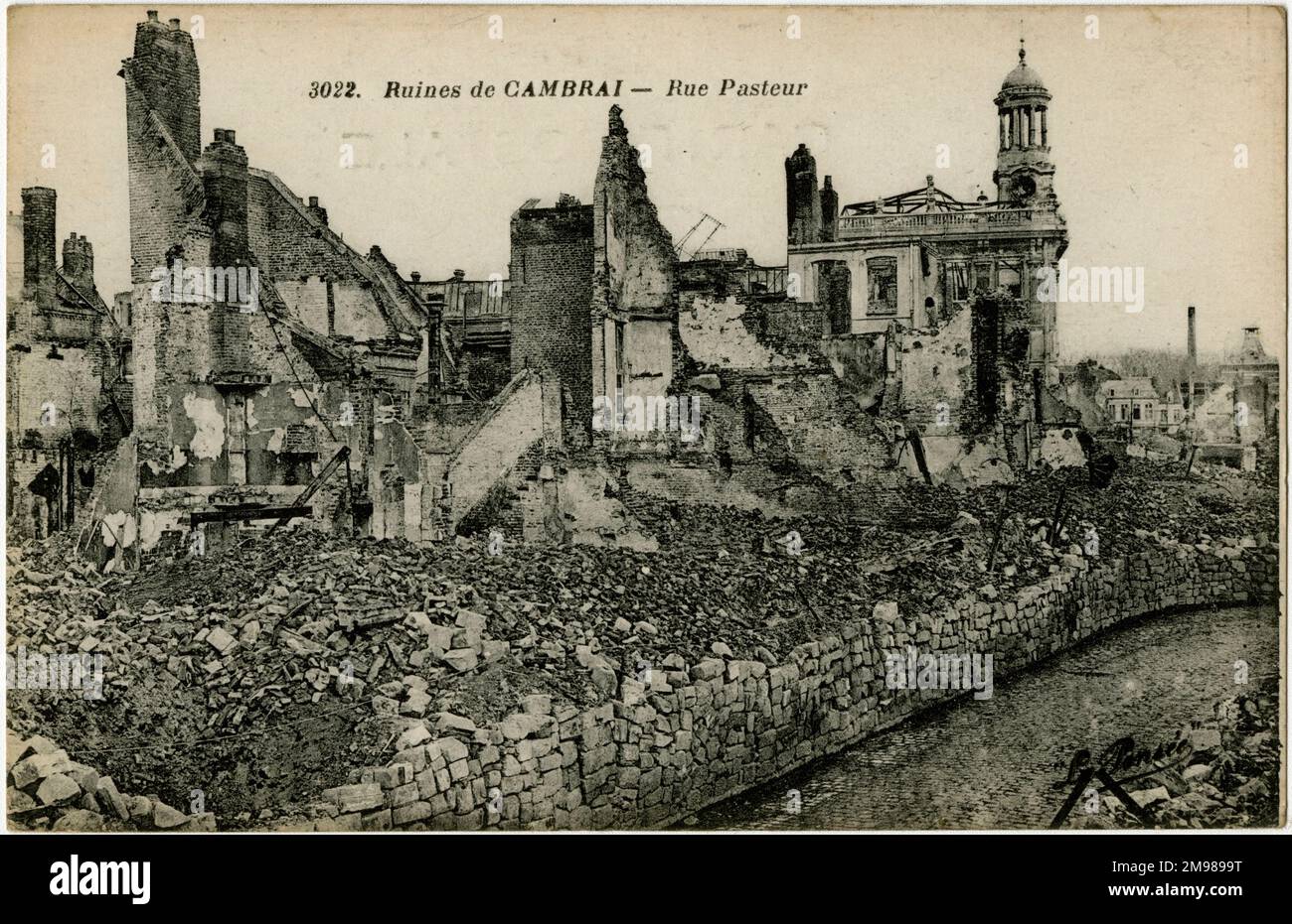 Cambrai, Frankreich - Bombenschaden in der Rue Pasteur WW1. Stockfoto