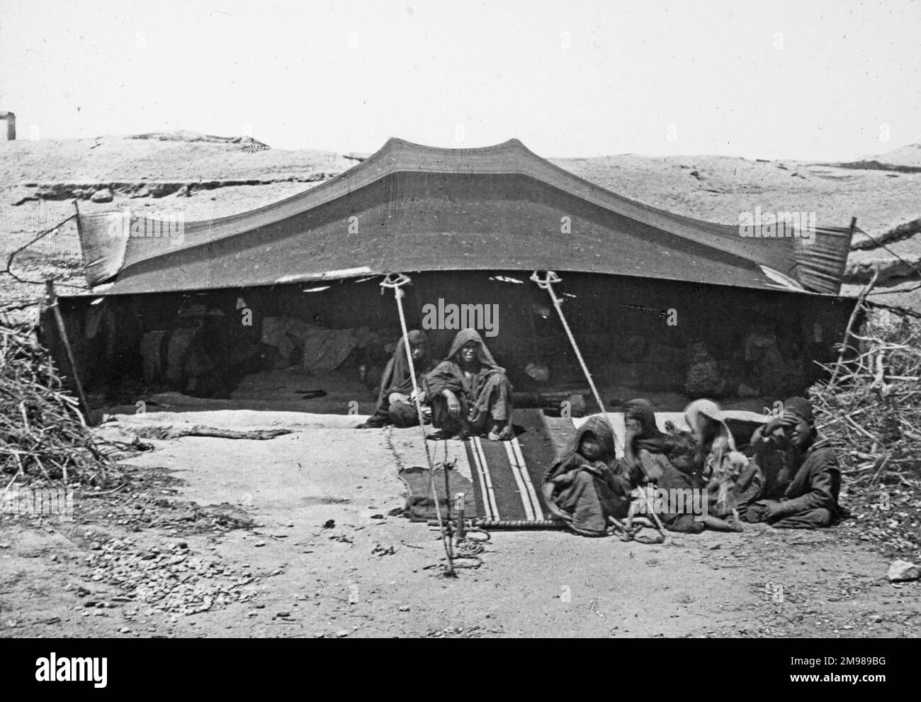 Beduinische Familie sitzt in ihrem Wüstenzelt. Stockfoto