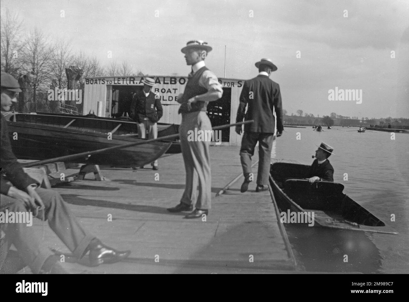 Edwardianische Männer mieten Boote für eine Vergnügungsreise. Stockfoto