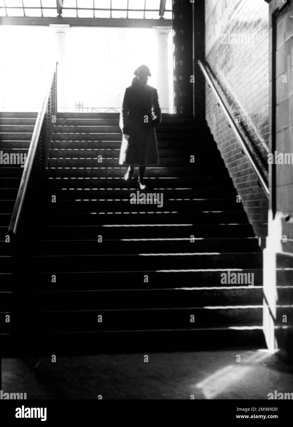 Eine Silhouette, die die Treppe hinuntergeht. Stockfoto