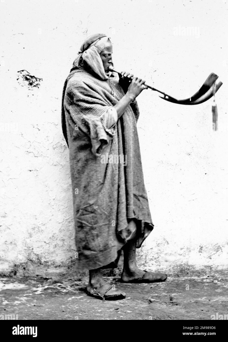 Maurischer Musiker, der Horn spielt. Stockfoto