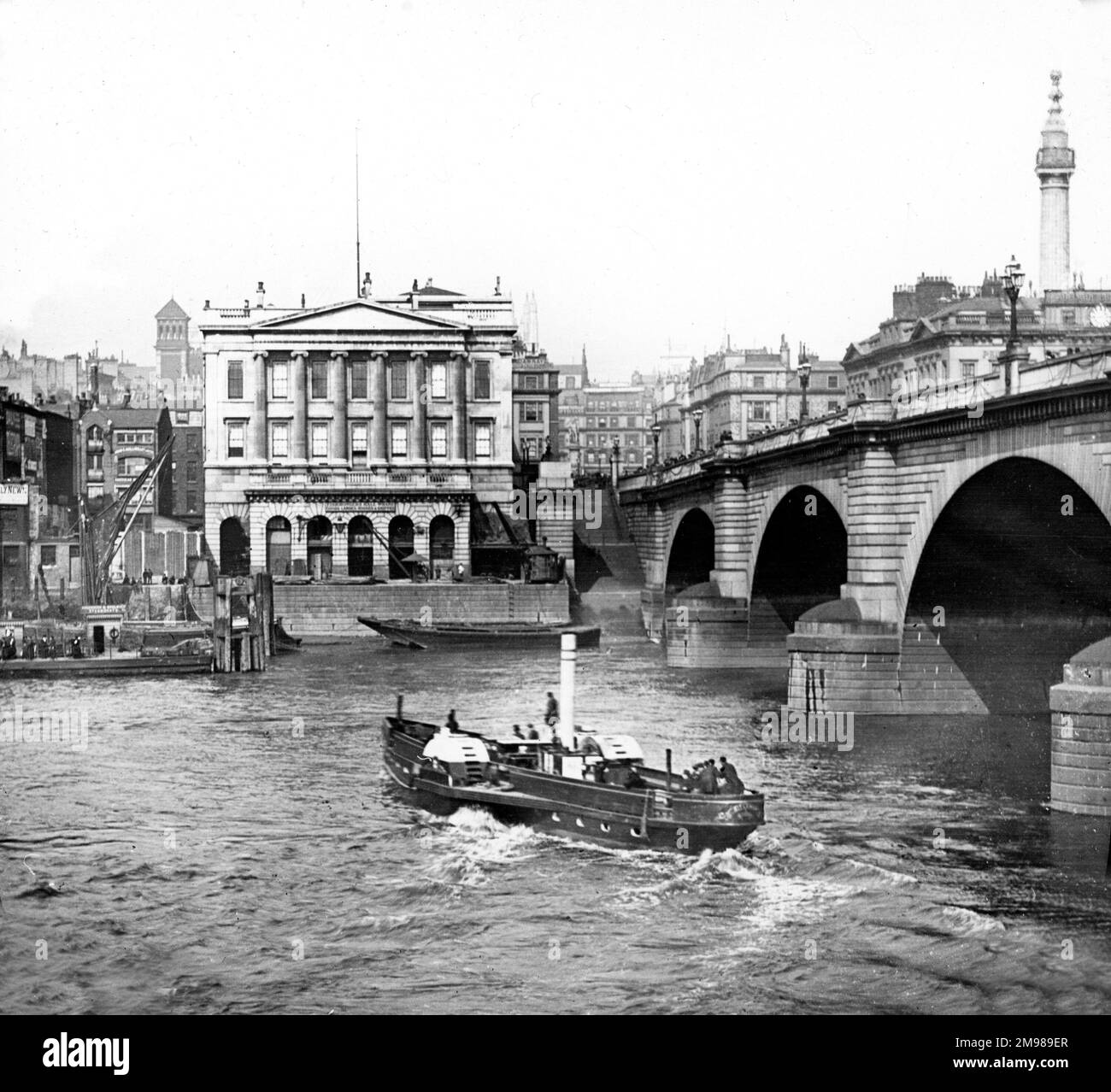Die Themse an der London Bridge, London, mit einem Paddeldampfer im Vordergrund. Stockfoto