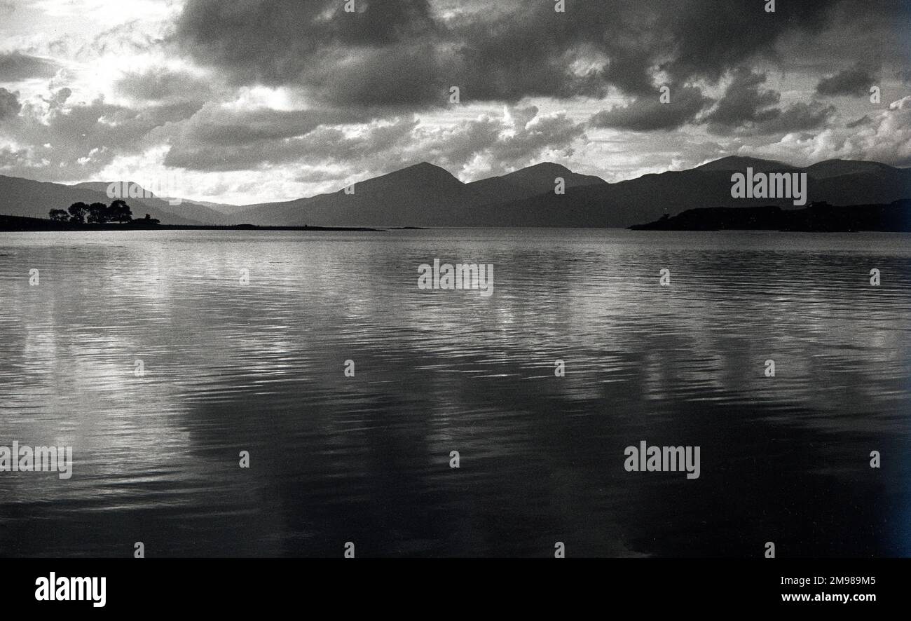 Loch Linnhe sah vor einem dramatischen Himmel an der Westküste Schottlands. Stockfoto