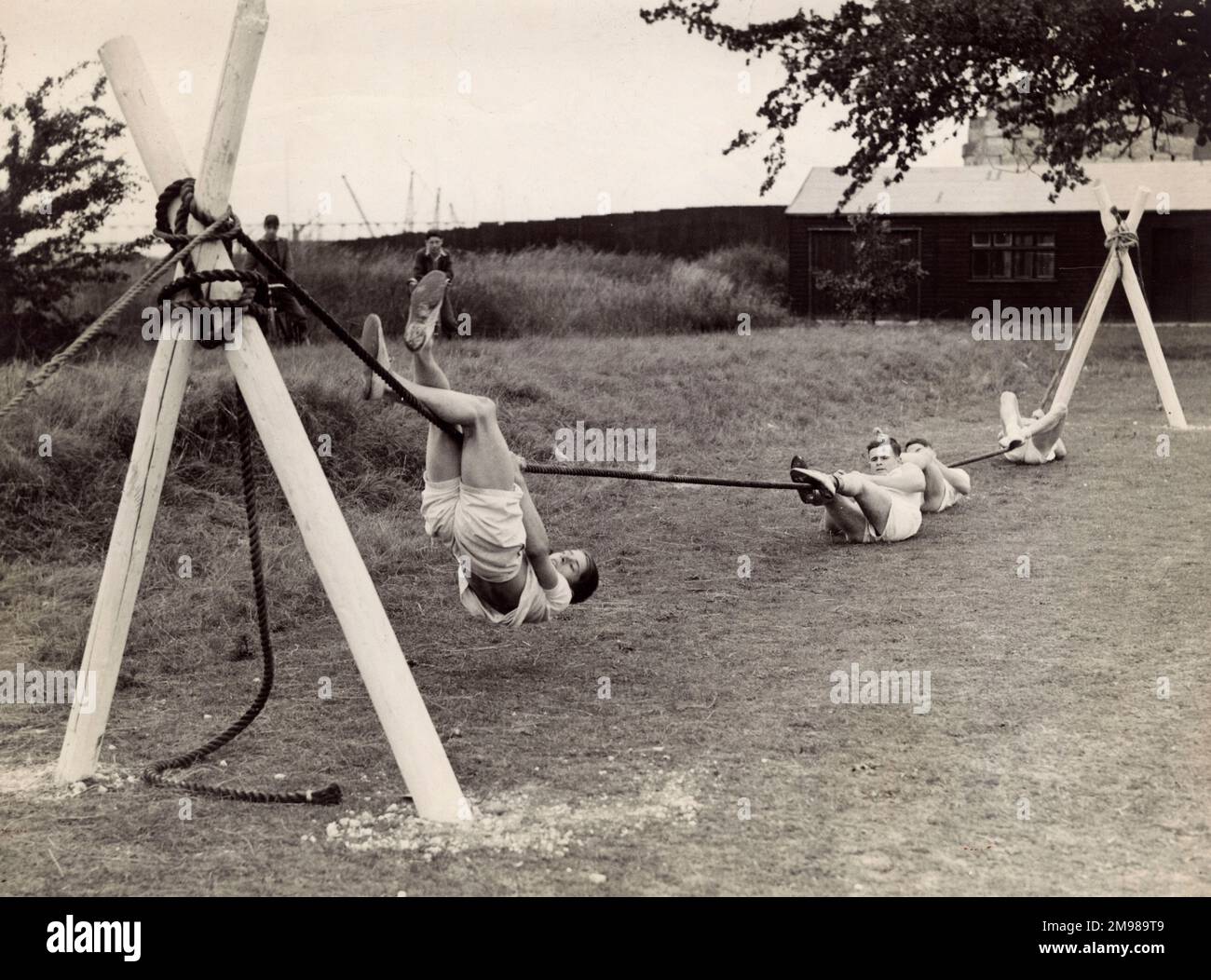 Marineaktivitäten auf einem Sportplatz, mit Kadetten an einem Seil. Stockfoto
