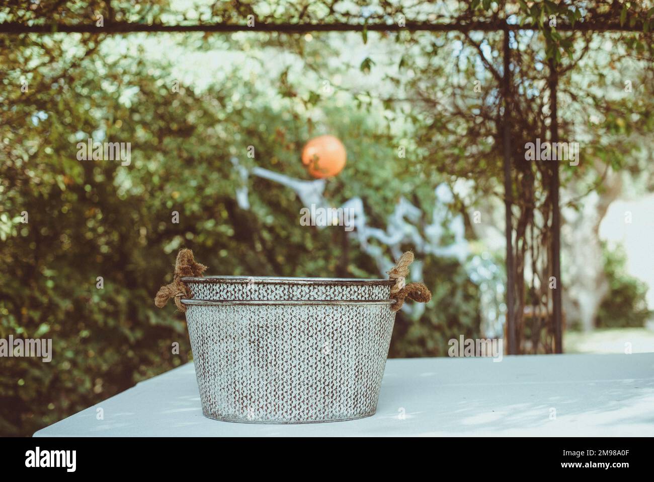 Zwei leere Pflanzentöpfe auf einem Tisch in einem Herbstgarten mit Halloween-Dekoration, Spanien Stockfoto