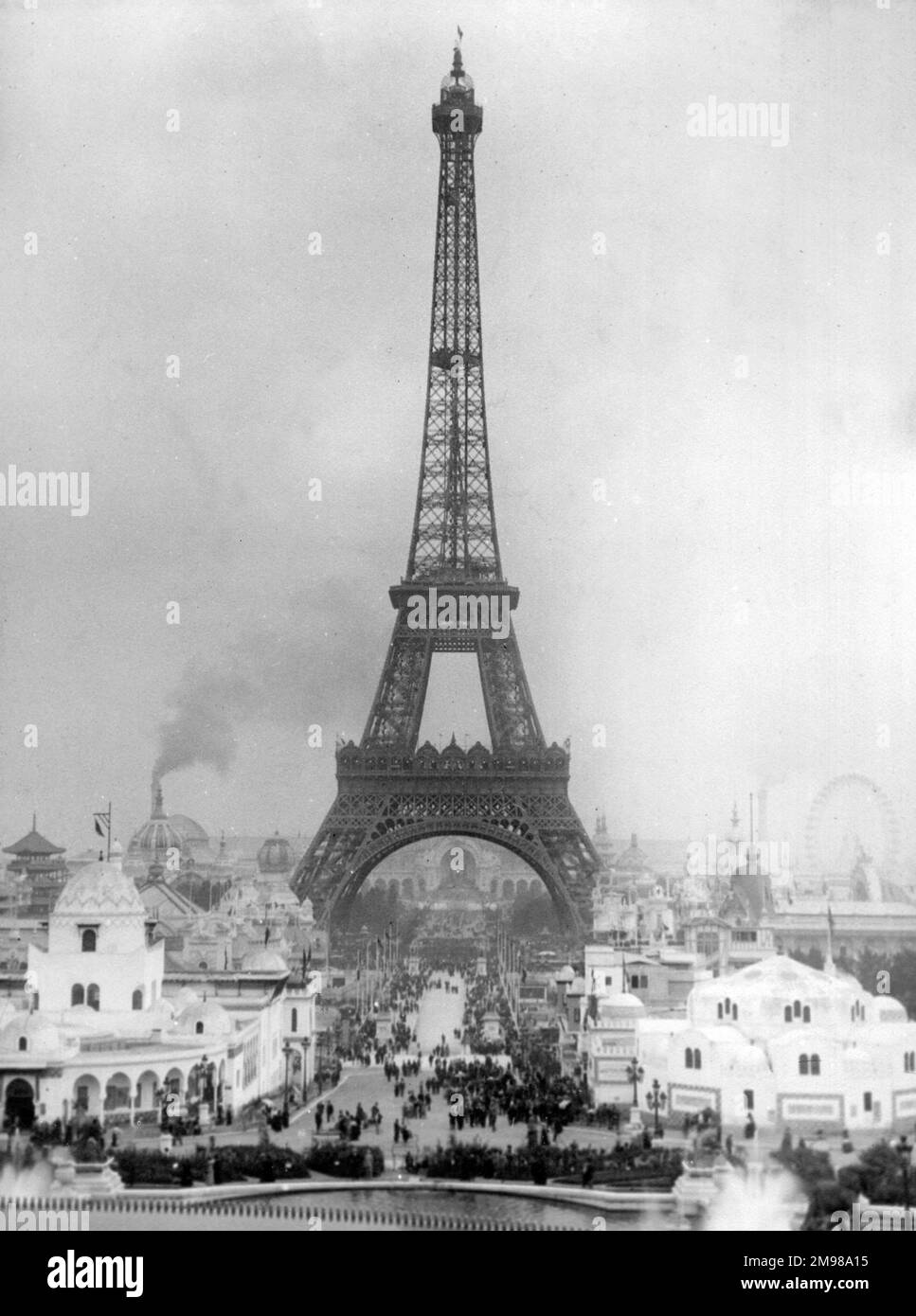 Eiffelturm, Paris, Frankreich, zum Zeitpunkt der Weltausstellung. Stockfoto