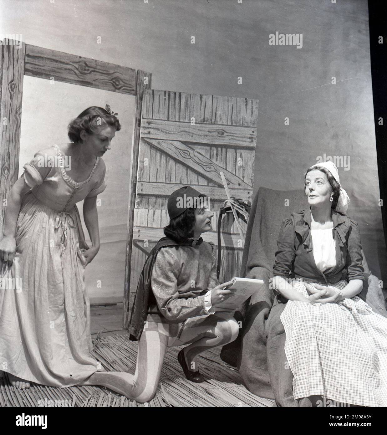 Schauspieler in historischen Kostümen in einer Szene aus Shakespeare. Stockfoto