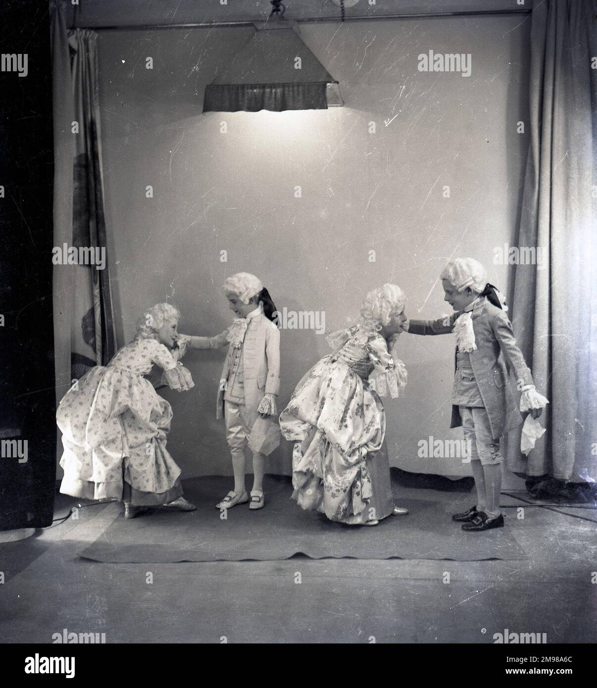 Kinder in georgianischem Kleid. Stockfoto