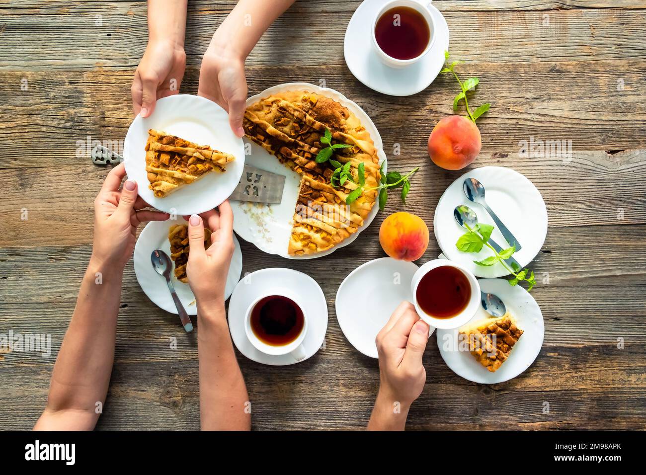 Tee mit Pfirsichkuchen Stockfoto