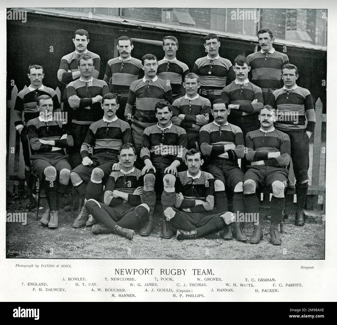 Newport Rugby-Team: Bowley, Newcombe, Pook, Groves, Graham, England, Day, James, Thomas, Watts, Parfitt, Dauncey, Boucher, Gould (Captain), Hannan, Packer, Hannen, Phillips. Stockfoto