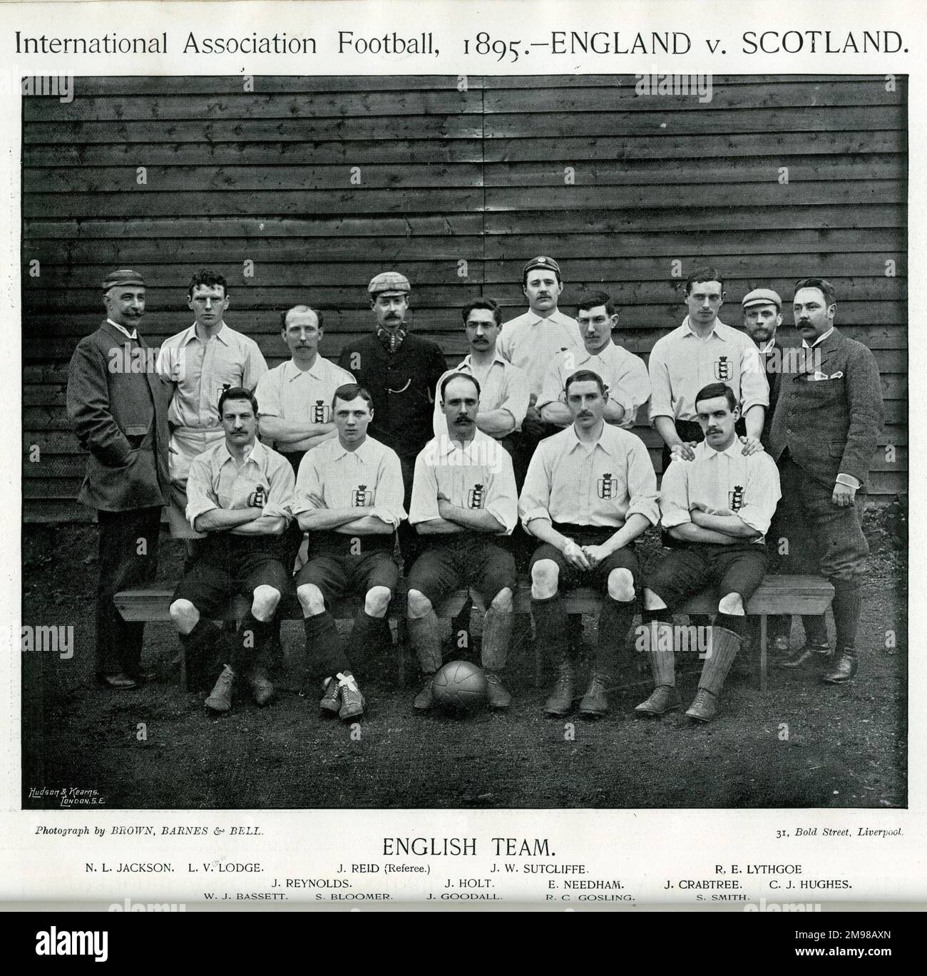 England Football Team, 1895, zu der Zeit, als sie gegen Schottland spielten: Jackson, Lodge, Reid (Schiedsrichter), Sutcliffe, Lythgoe, Reynolds, Holt, Needham, Crabtree, Hughes, Bassett, Bloomer, Goodall, Gosling, Smith. Stockfoto