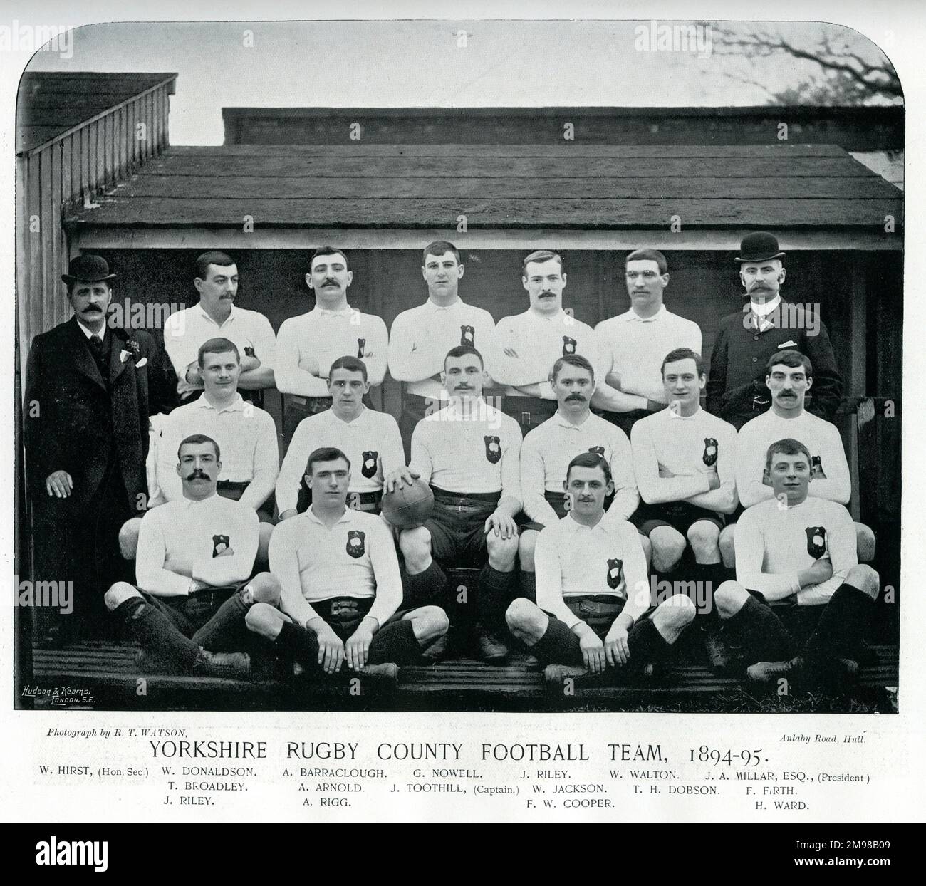 Yorkshire Rugby County Football Team, 1894-95: Hirst (Hon Sec), Donaldson, Barraclough, Nowell, Riley, Walton, Millar (Präsident), Broadley, Arnold, Toothill (Kapitän), Jackson, Dobson, Firth, Riley, Rigg, Cooper, Ward. Stockfoto