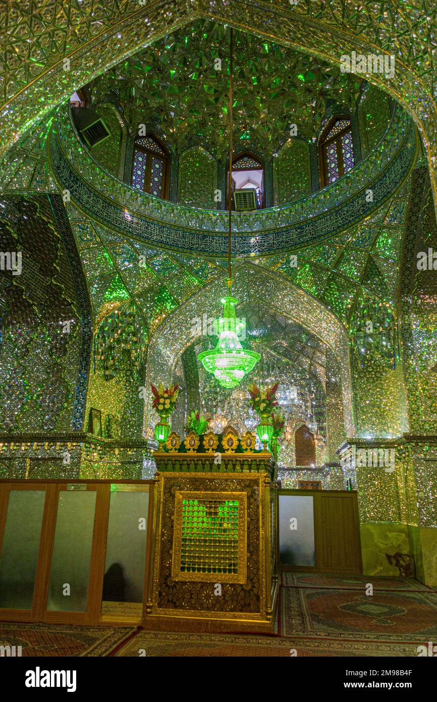 SHIRAZ, IRAN - 8. JULI 2019: Innenansicht von Imamzadeh-ye Ali EBN-e Hamze (Ali Ibn Hamza Mausoleum) in Shiraz, Iran Stockfoto