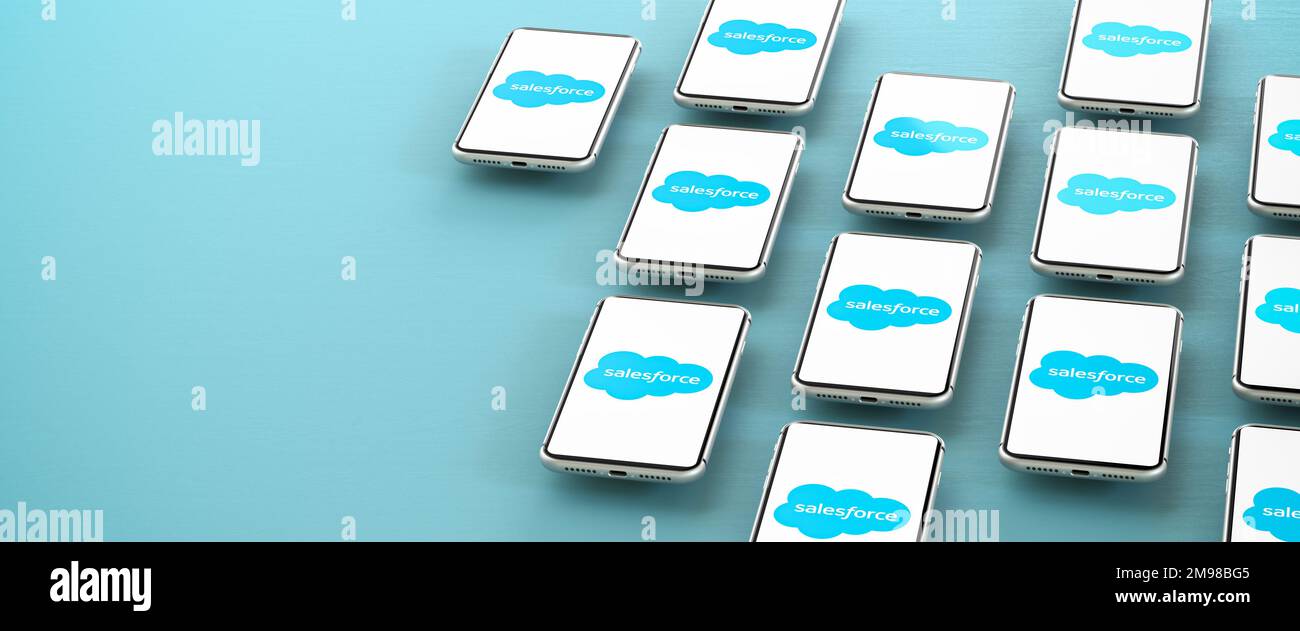 Logos von Salesforce, das cloudbasierte Lösungen für das Customer Relationship Management auf Mobiltelefonen anbietet, die sich über einem Tisch befinden. Speicherplatz kopieren. Web-BA Stockfoto