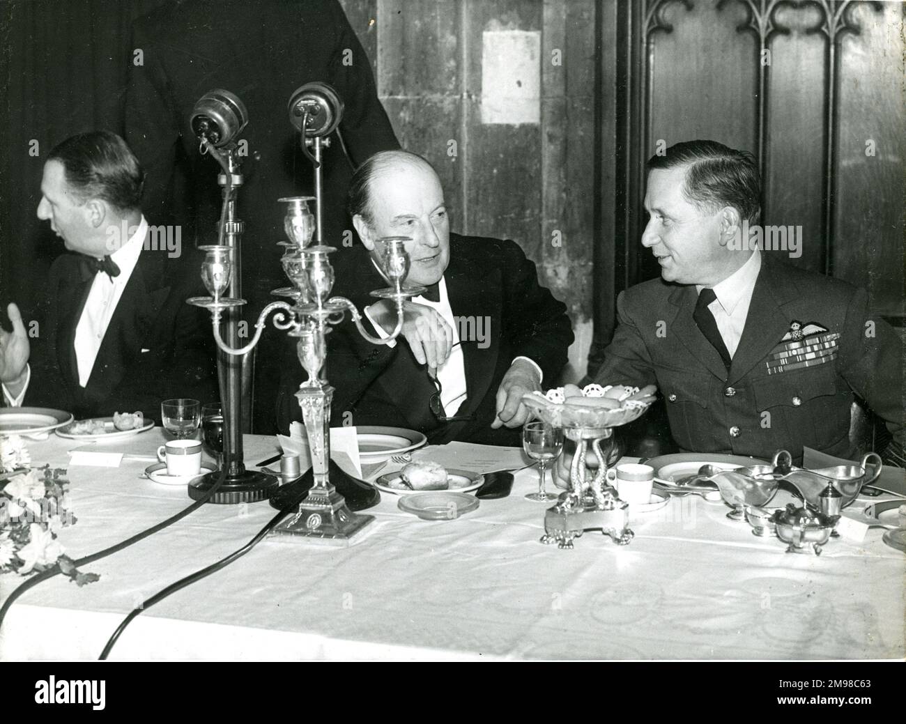 Lord Brabazon von Tara und Marschall der RAF, Lord Tedder, am 11. Januar 1946 auf dem 80.-jährigen Jubiläumsessen der Royal Aeronautical Society in Guildhall, London. Auf der linken Seite ist Viscount Knollys, Vorsitzender des BOAC. Stockfoto