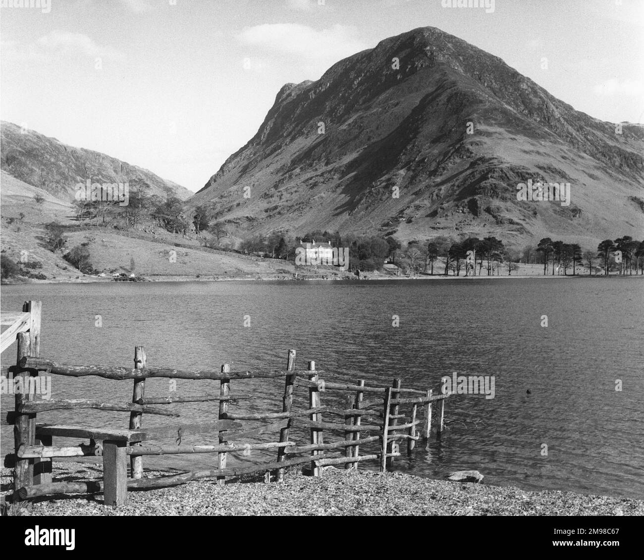 Lake Buttermere mit Fleetwith Pike und Honister Pass über den See. Lake District, Cumbria. Stockfoto