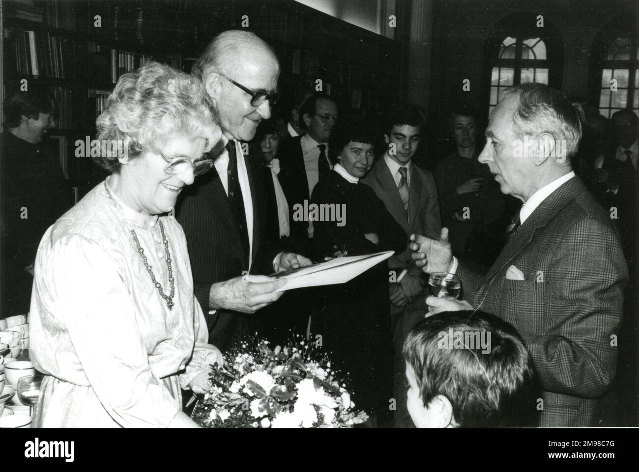 E.M.J. Schaffter, pensioniert sich als Sekretär der Royal Aeronautical Society 1973-1983. Captain Eric Brown, Präsident von Raes 1982-1983, befindet sich auf der rechten Seite und Mrs. Schaffter auf der linken Seite. Stockfoto
