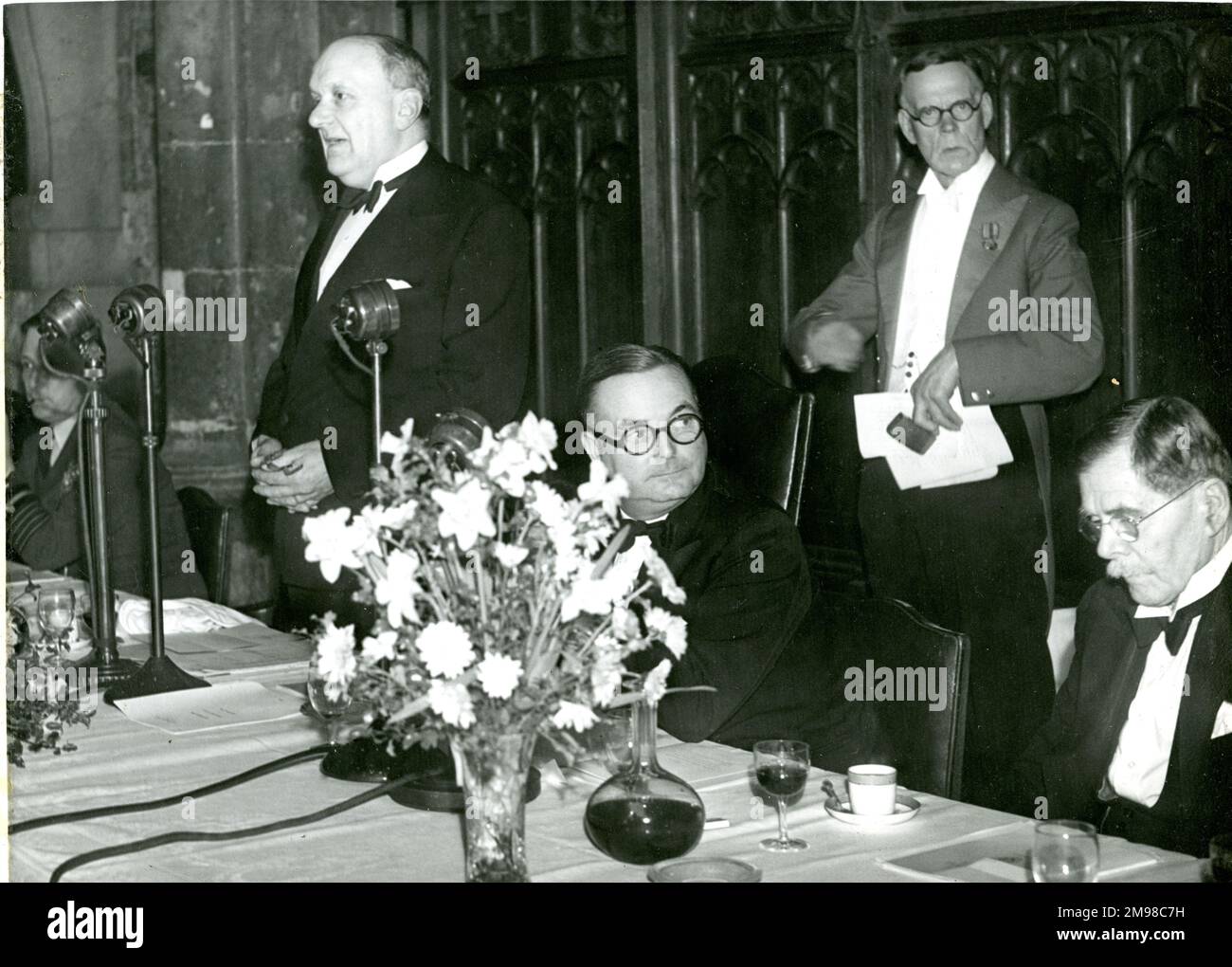 Sir Frederick Handley Page, Präsident von Raes, 1945-1947, am 11. Januar 1946 auf dem 80.-jährigen Jubiläumsessen der Royal Aeronautical Society in Guildhall, London. Zu seiner Linken: John Wilmot, Abgeordneter, Minister für Versorgung und Flugzeugproduktion, und Viscount Trenchard, HonFellow. Stockfoto