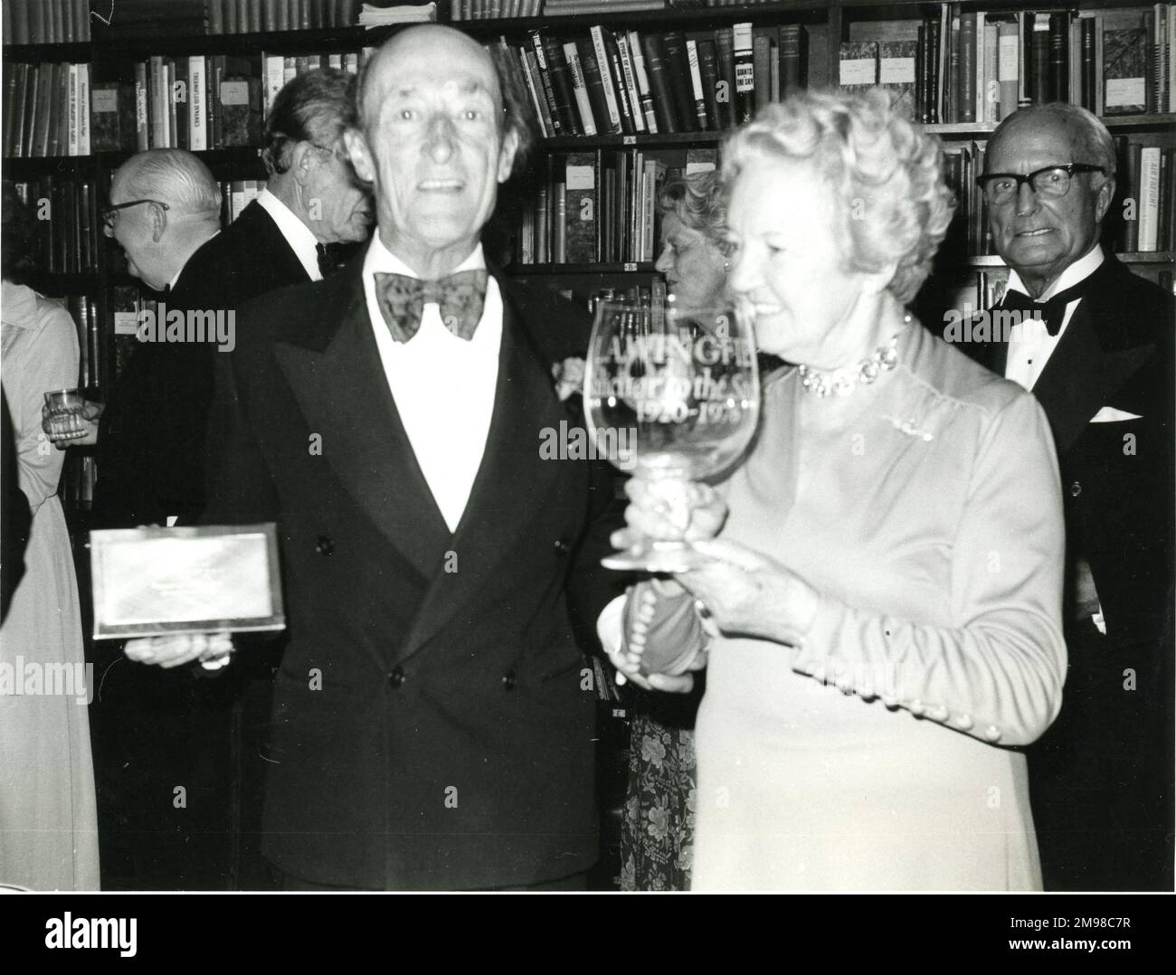 Auf der Tagung des Royal Aeronautical Society Council am 30. September 1976 wurde Lawrie Wingfield ein Daum-Kristallbecher überreicht, um seinen Ruhestand als Anwalt der Gesellschaft nach 56 Jahren Dienst zu feiern. Er wird hier mit seiner Frau gesehen. Stockfoto