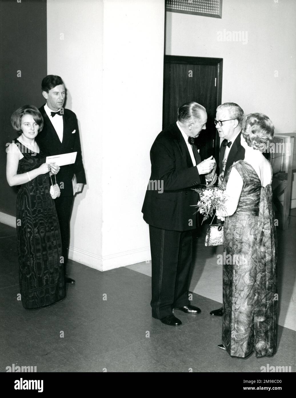 Sir George Gardner, Raes President 1965-1966, und Lady Gardner empfangen Gäste im Centenary Conversazione, das am 12. Januar 1966 im Science Museum stattfindet. Stockfoto