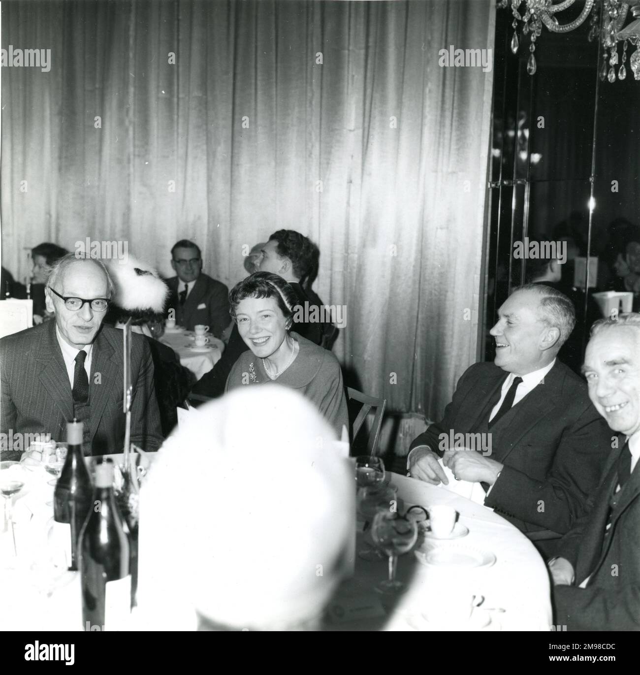 Von links: Philip Wills, Constance Babington-Smith und Philip Lucas, beim Mittagessen zum 94. Jahrestag im Dorchester Hotel, London, am 12. Januar 1960. Stockfoto