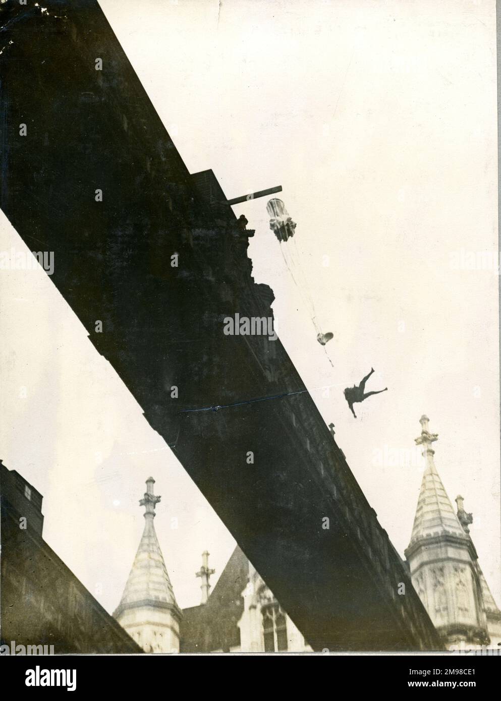 Oberstleutnant Orde Lees springt zuerst von der Tower Bridge, um einen Guardian Angel Fallschirm vorzuführen, am 11. November 1917. Stockfoto