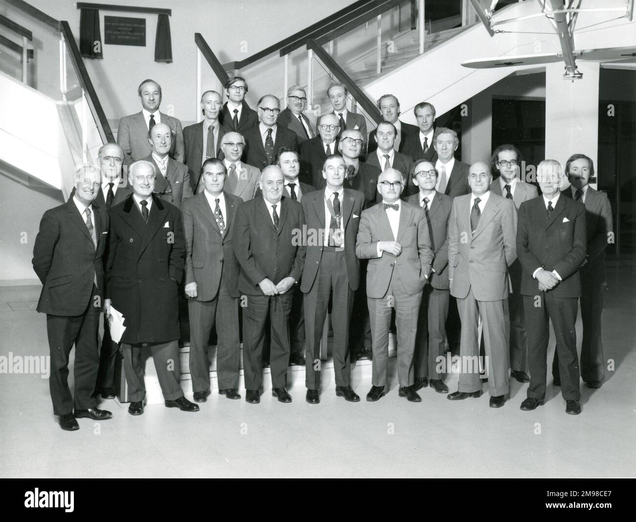 Der 1975-1976. Royal Aeronautical Society Council trat am 29. Januar 1976 im RAF Museum Hendon zusammen. Der Präsident, Front Center, war SIR Charles Pringle. Stockfoto