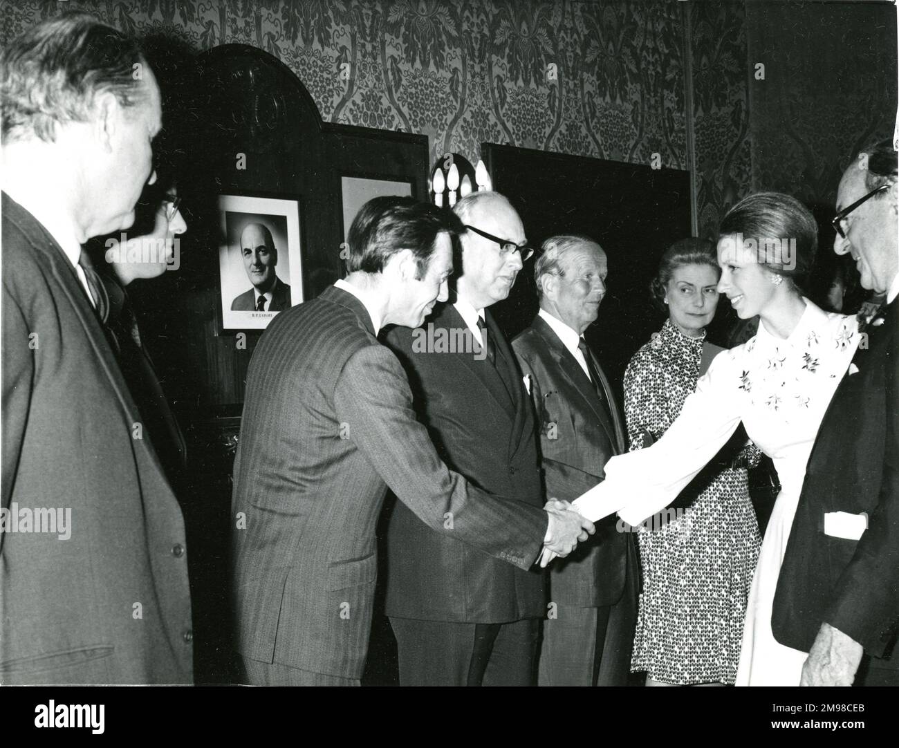 Prinzessin Anne besuchte am 20. Mai 1974 das Hauptquartier der Royal Aeronautical Society im Hamilton Place, London, um den Whitney Straight Award zu überreichen, eine Skulptur von Dame Barbara Hepworth, An Frau Yvonne Sintes in Anerkennung ihres Beitrags zur Zivilluftfahrt als Flugverkehrskontrollbeamte und Handelspiloten. Der Whitney Straight Award wurde 1967 von Air Cdre Whitney Straight, dem stellvertretenden Vorsitzenden von Rolls-Royce, gespendet, um die Leistung und den Status von Frauen in der Luftfahrt zu würdigen. Stockfoto