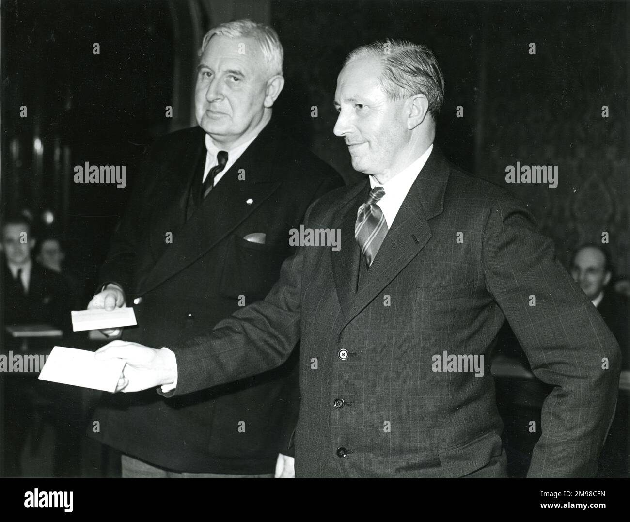 Lord Ventry, links und W.N. Alcock erhält R38 Memorial Fund Awards bei der Royal Aeronautical Society AGM am 5. Mai 1955. Stockfoto