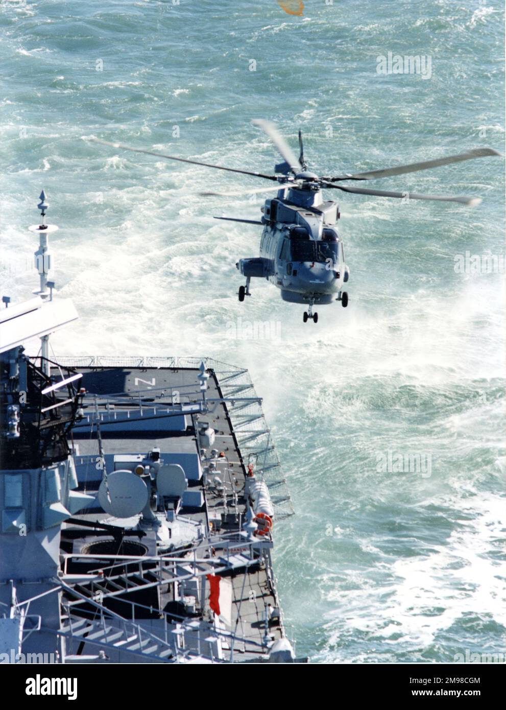 Eh Industries (später AgustaWestland) EH101 PP5, ZF649, der fünfte von neun Vorserien-Hubschraubern, neben HMS Northumberland (F238), einer Fregatte vom Typ 23. Stockfoto