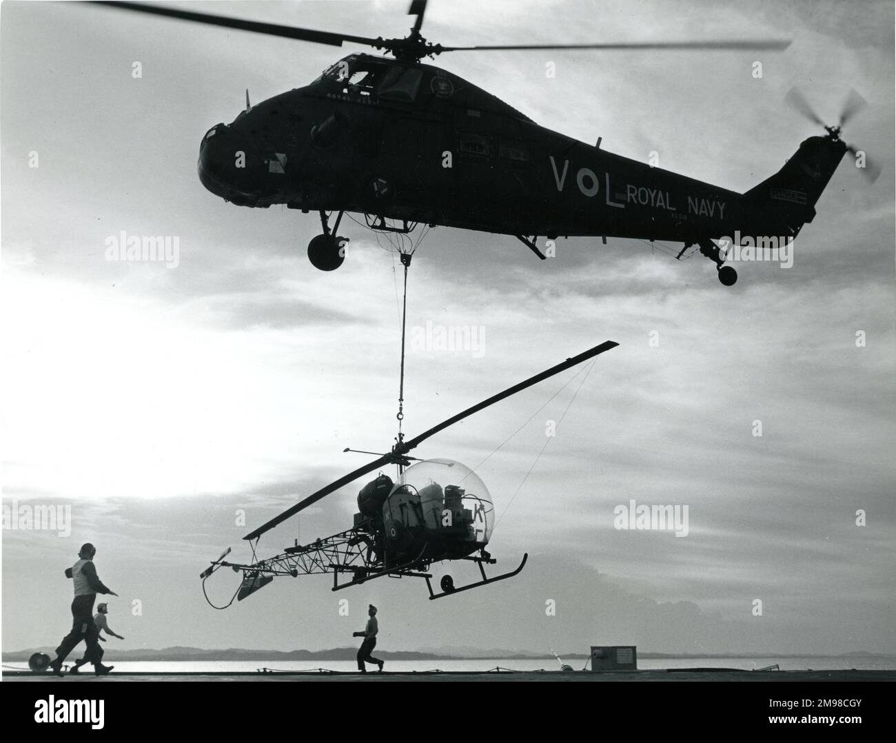 Ein Westland Wessex HU5, XS518, hebt einen Bell Sioux Hubschrauber. Stockfoto