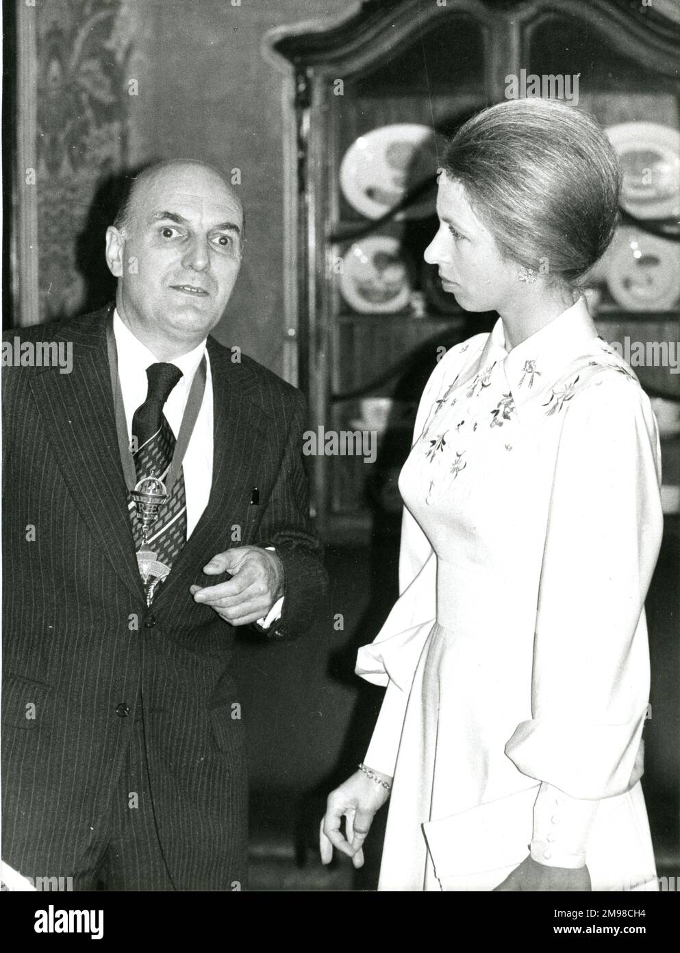 Prinzessin Anne besuchte am 20. Mai 1974 das Hauptquartier der Royal Aeronautical Society im Hamilton Place, London, um den Whitney Straight Award zu überreichen, eine Skulptur von Dame Barbara Hepworth, An Frau Yvonne Sintes in Anerkennung ihres Beitrags zur Zivilluftfahrt als Flugverkehrskontrollbeamte und Handelspiloten. Hier ist sie mit Barry Laight, Raes Präsident 1974-1975. Der Whitney Straight Award wurde 1967 von Air Cdre Whitney Straight, dem stellvertretenden Vorsitzenden von Rolls-Royce, gespendet, um die Leistung und den Status von Frauen in der Luftfahrt zu würdigen. Stockfoto