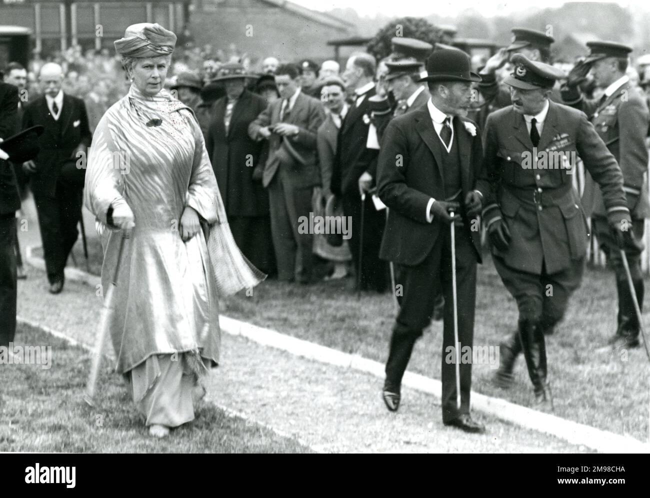 King George V. und Queen Mary mit AVM J.E.A. Higgins. Stockfoto