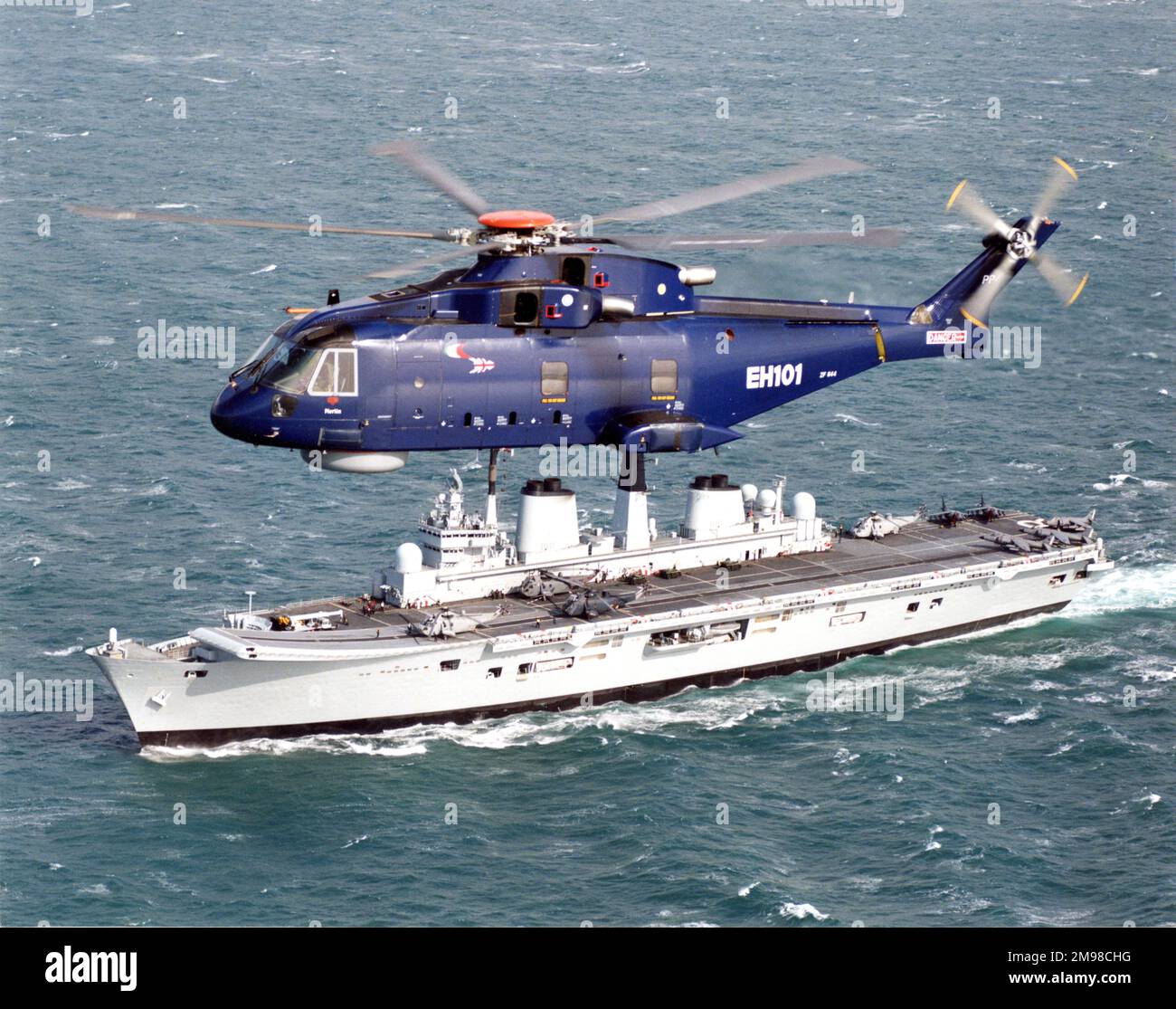 Eh Industries (später AgustaWestland) EH101 PP4, ZF644, der vierte von neun Vorproduktionshubschraubern, über HMS Ark Royal (R07). Stockfoto