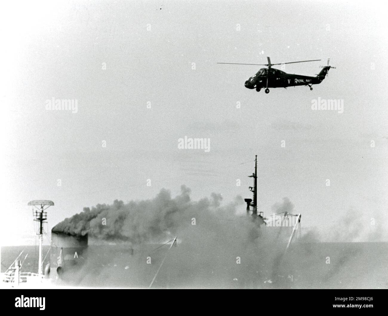 Ein Westland Wessex von HMS Fearless wird dem 6.500 Tonnen schweren griechischen Nostros Vasso Athen, der drei Meilen vom Grand Harbour, Malta, vom November 1976 in Brand gesetzt wurde, zur Hilfe gestellt. Stockfoto