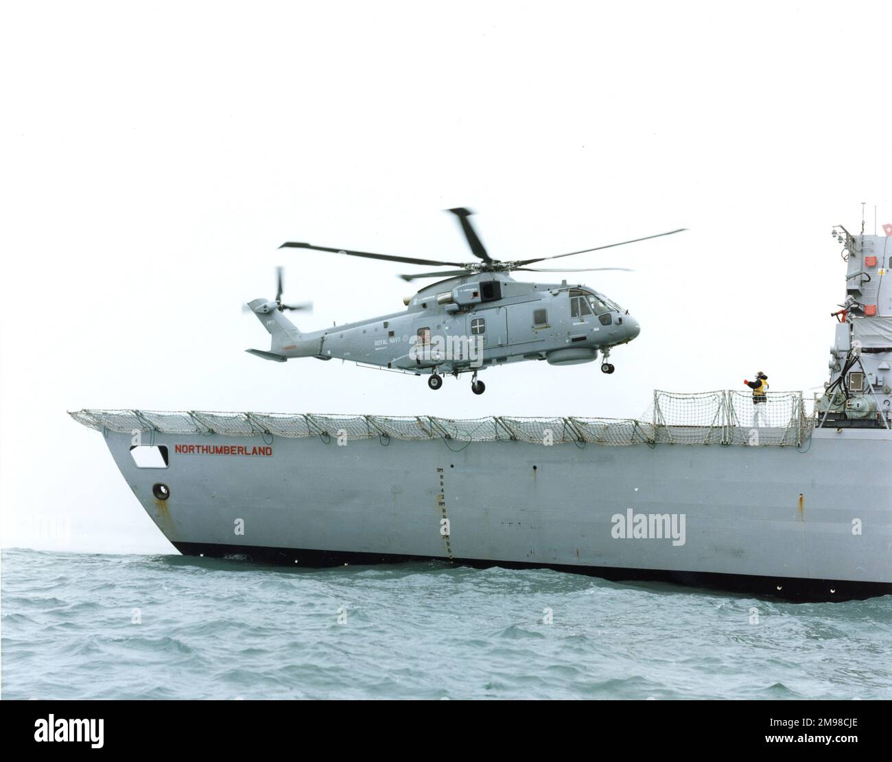 Eh Industries (später AgustaWestland) EH101 PP5, ZF649, der fünfte von neun Vorserien-Hubschraubern, nähert sich HMS Northumberland (F238), einer Fregatte vom Typ 23. Stockfoto