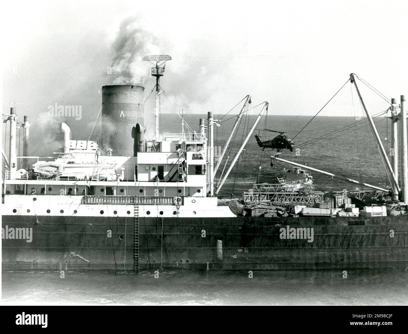 Ein Westland Wessex von HMS Fearless wird dem 6.500 Tonnen schweren griechischen Nostros Vasso Athen, der drei Meilen vom Grand Harbour, Malta, vom November 1976 in Brand gesetzt wurde, zur Hilfe gestellt. Stockfoto