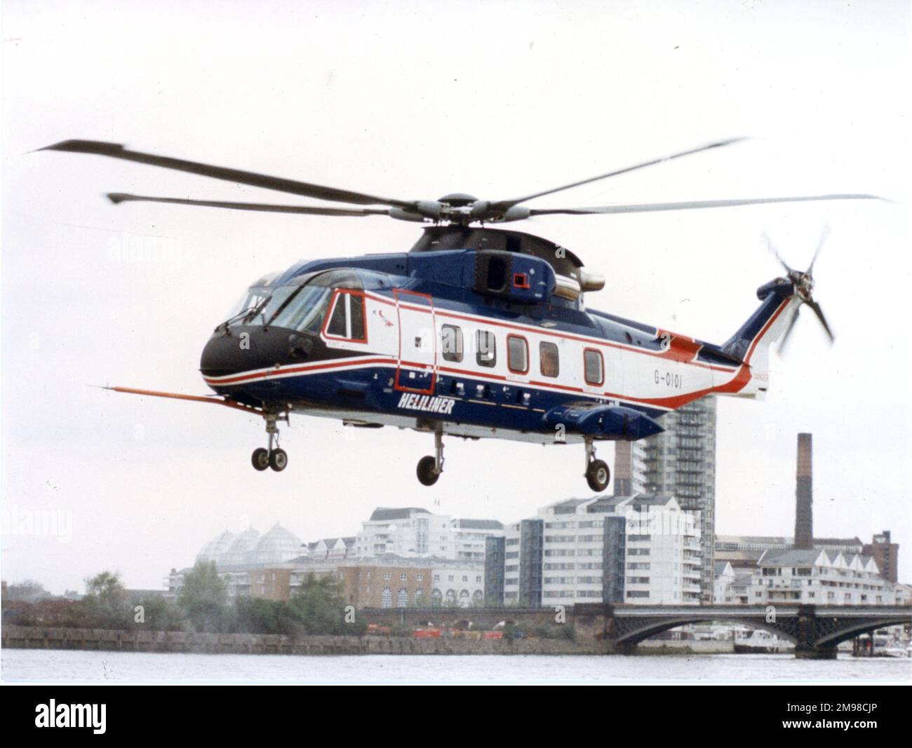 Eh Industries (später AgustaWestland) EH101 PP8 Heliliner, G-OIOI, die Vorserienversion der Zivilpassagiervariante, landet am Battersea Heliport im Zentrum von London. Stockfoto