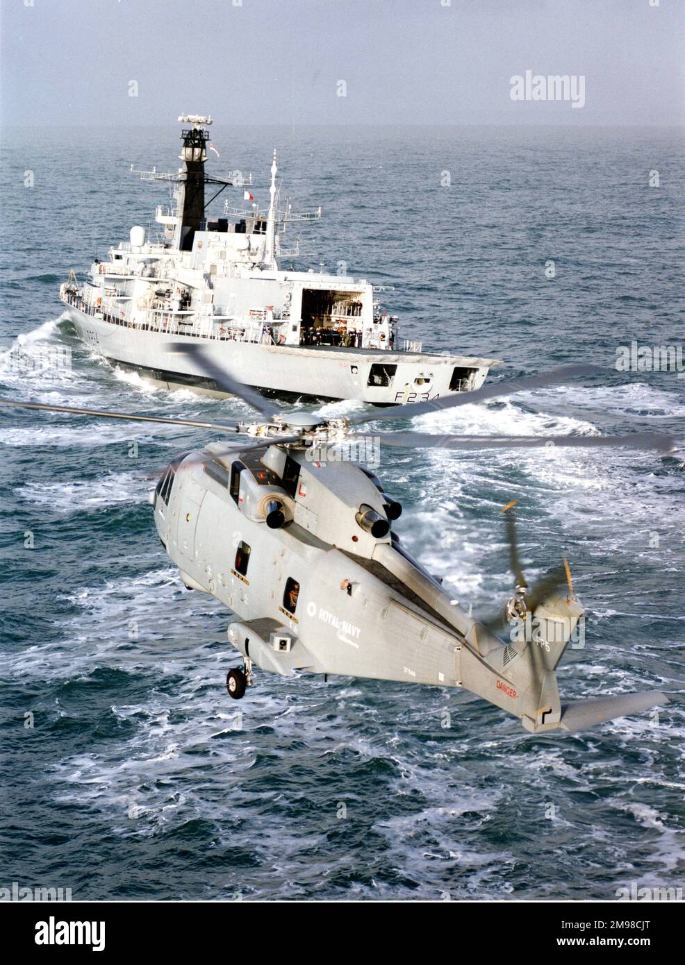 Eh Industries (später AgustaWestland) EH101 PP5, ZF649, der fünfte von neun Vorproduktionshubschraubern, nähert sich HMS Iron Duke (F234), einer Fregatte vom Typ 23. Stockfoto