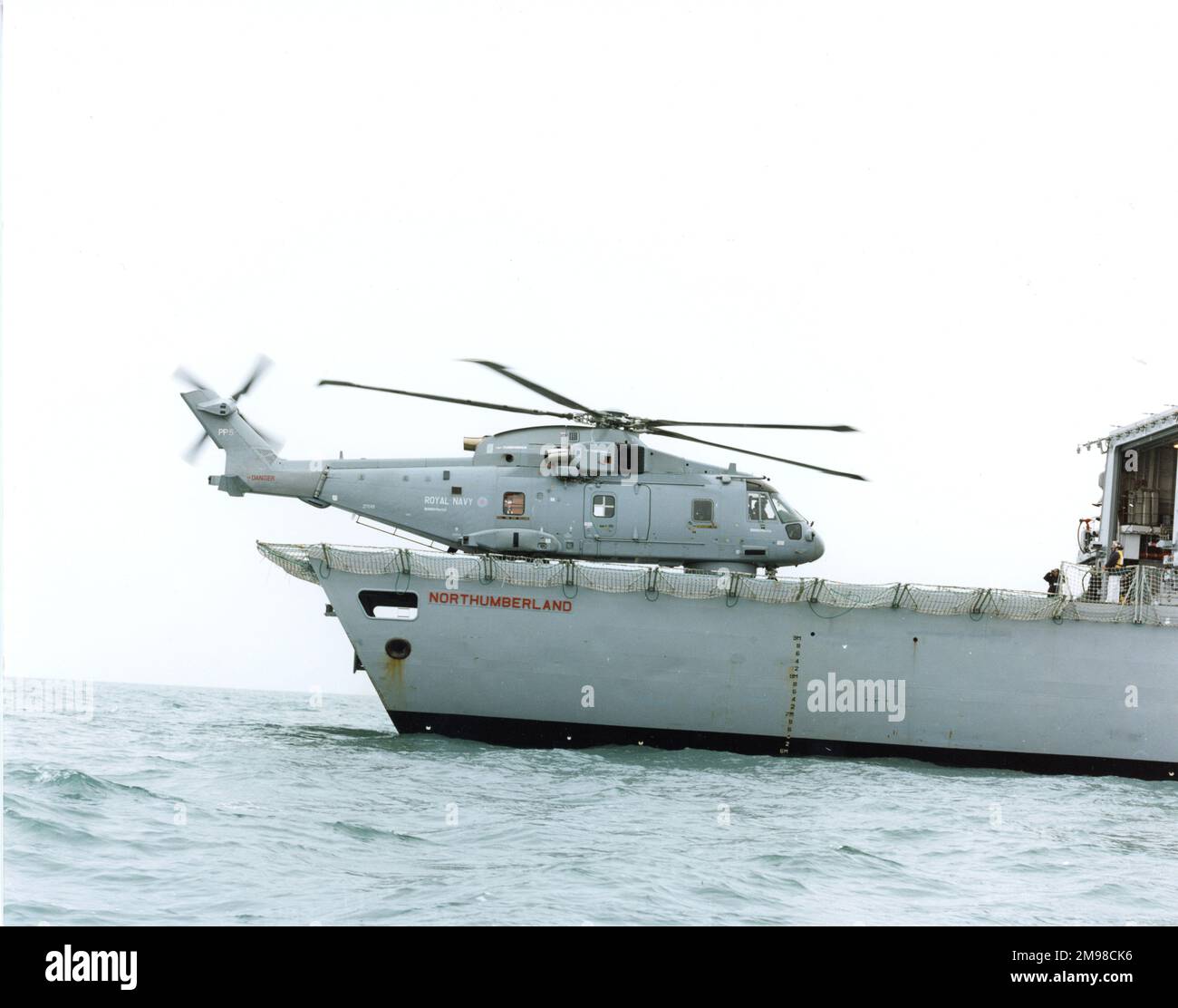 Eh Industries (später AgustaWestland) EH101 PP5, ZF649, der fünfte von neun Vorserien-Hubschraubern, auf HMS Northumberland (F238), einer Fregatte vom Typ 23. Stockfoto