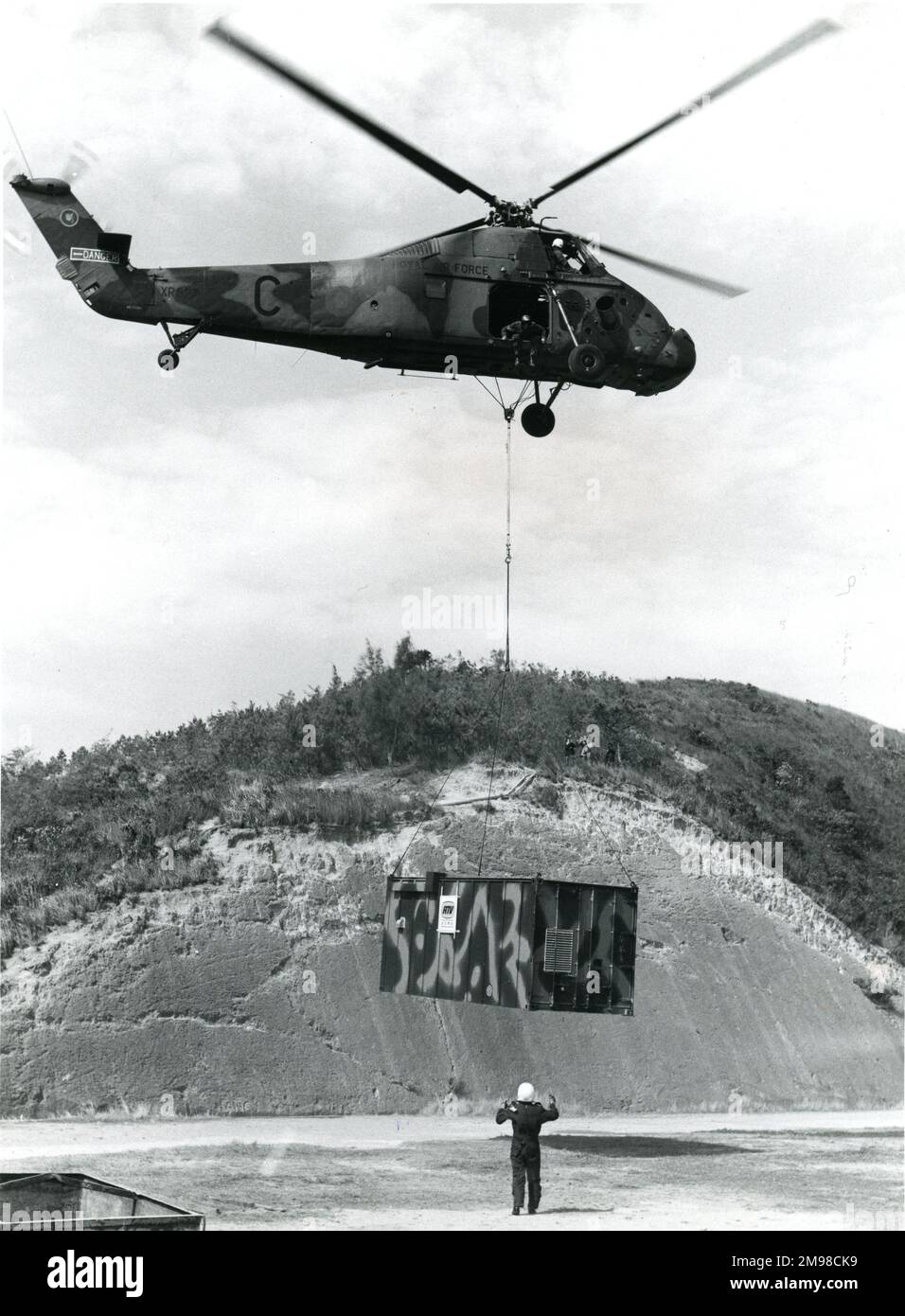 Westland Wessex HC2, XR527, vom No28. Geschwader RAF Kai Tak, Hongkong, transportiert einen leeren 4.000lb-Seecontainer, der zur Unterbringung von RTV-Sendern verwendet werden sollte. Stockfoto