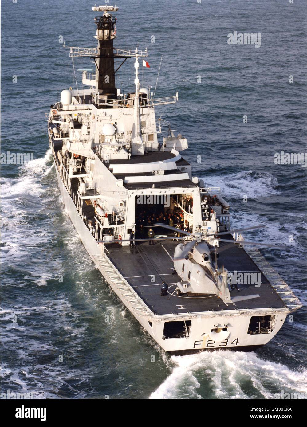 Eh Industries (später AgustaWestland) EH101 PP5, ZF649, der fünfte von neun Vorserien-Hubschraubern, auf HMS Iron Duke (F234), einer Fregatte vom Typ 23. Stockfoto