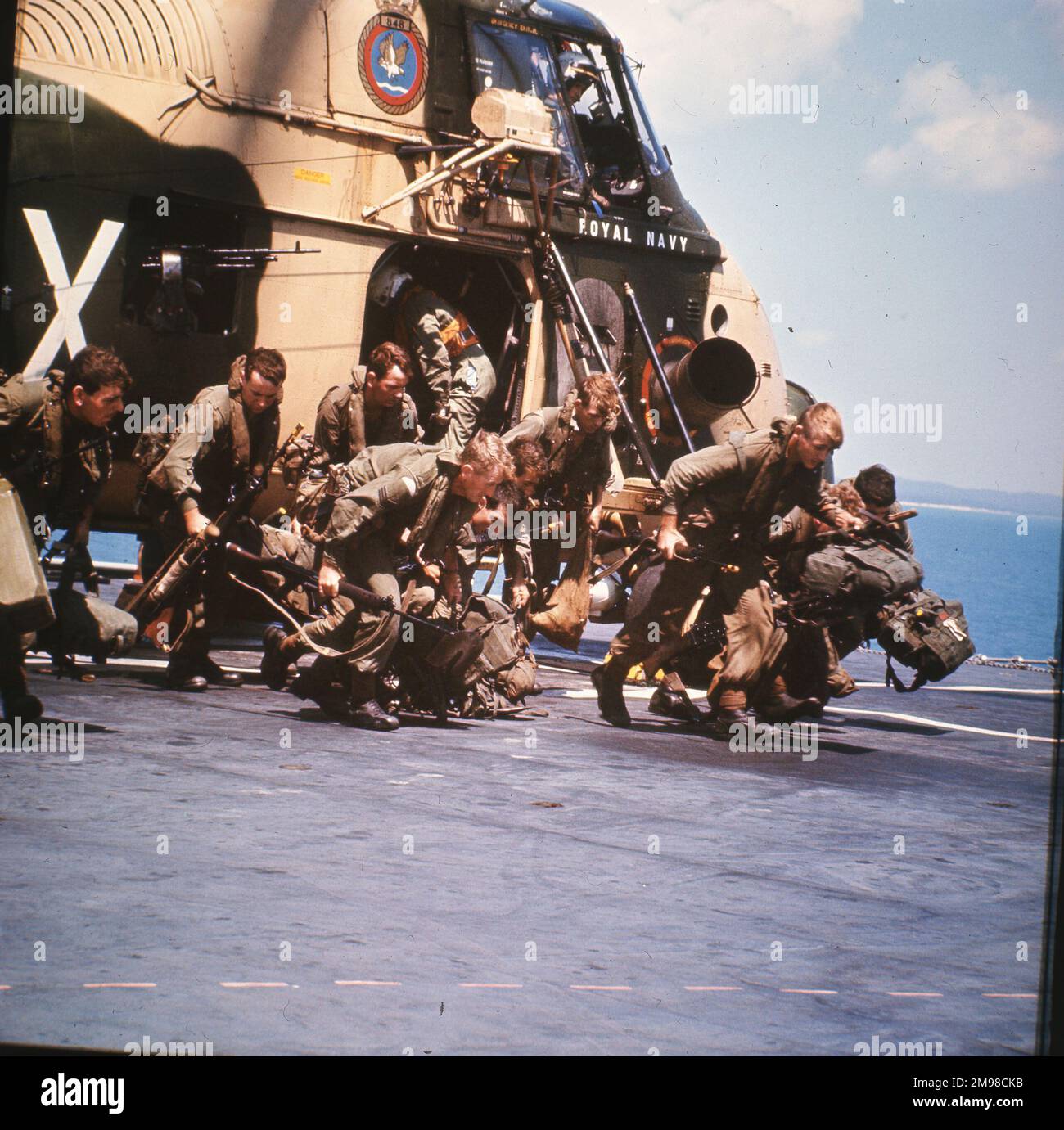 Die Royal Marine Commandos steigen von einem Westland Wessex Hubschrauber auf einen Royal Navy Commando Carrier. Stockfoto