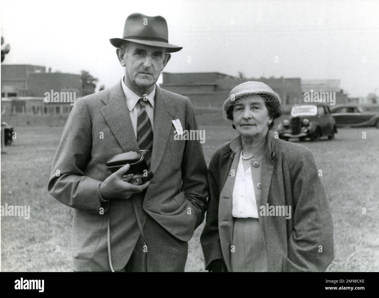 Sir Sydney und Lady Camm auf der Royal Aeronautical Society Garden Party 1947 in Radlett. Stockfoto