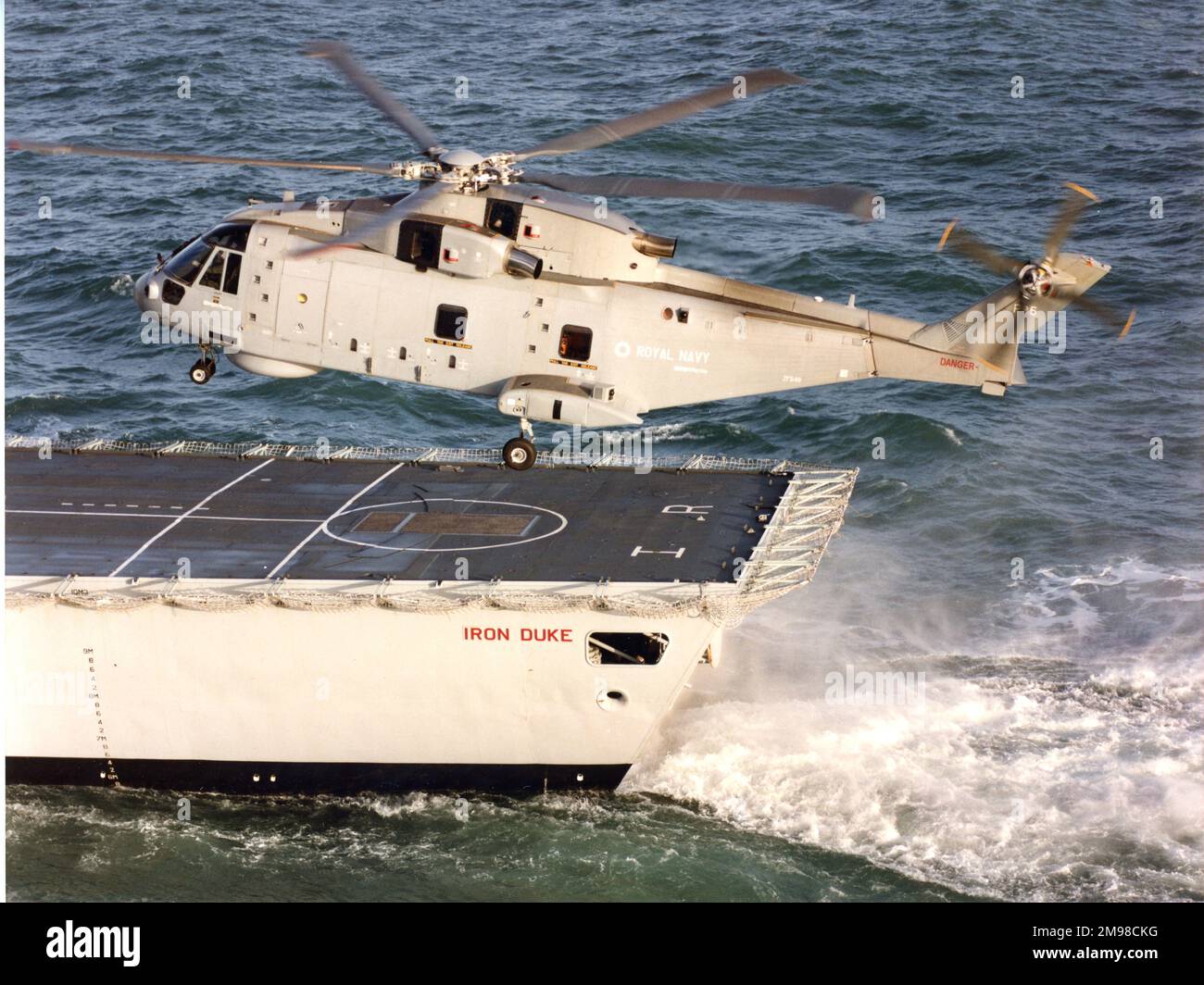 Eh Industries (später AgustaWestland) EH101 PP5, ZF649, der fünfte von neun Vorproduktionshubschraubern, nähert sich HMS Iron Duke (F234), einer Fregatte vom Typ 23. Stockfoto
