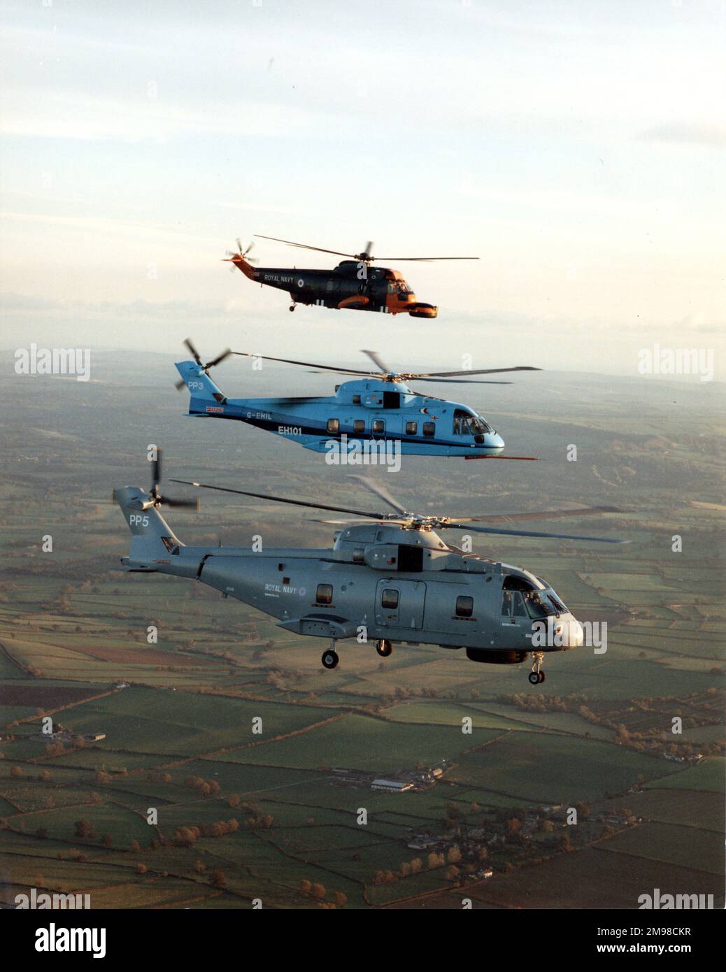 Eh Industries (später AgustaWestland) EH101 PP3 und PP5, G-EHIL und ZF649, der dritte und fünfte von neun Vorserienhubschraubern mit den Tests Sea King mit dem EH101 Radar und Mission Avionics während des ersten Fluges von PP5. Stockfoto